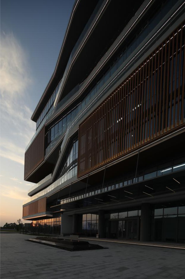 BIM建筑|立于水乡新区的精神堡垒：东莞水乡科创二期 / 森磊国际