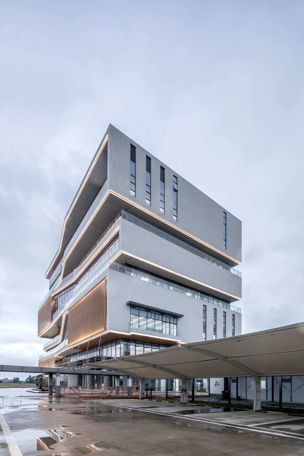 BIM建筑|立于水乡新区的精神堡垒：东莞水乡科创二期 / 森磊国际