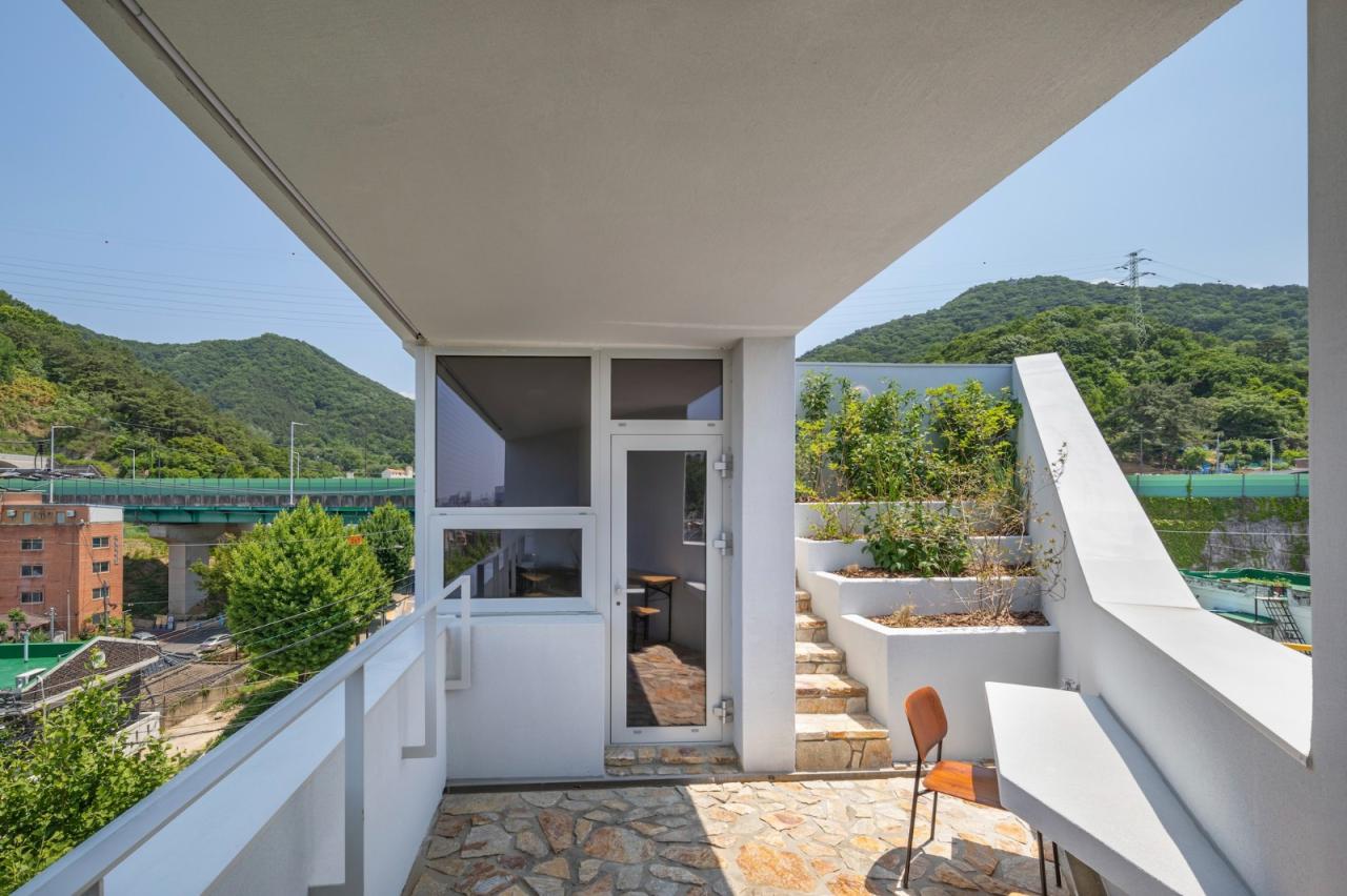 BIM建筑|自然美感，芝山石屋 / PLAN建筑事务所