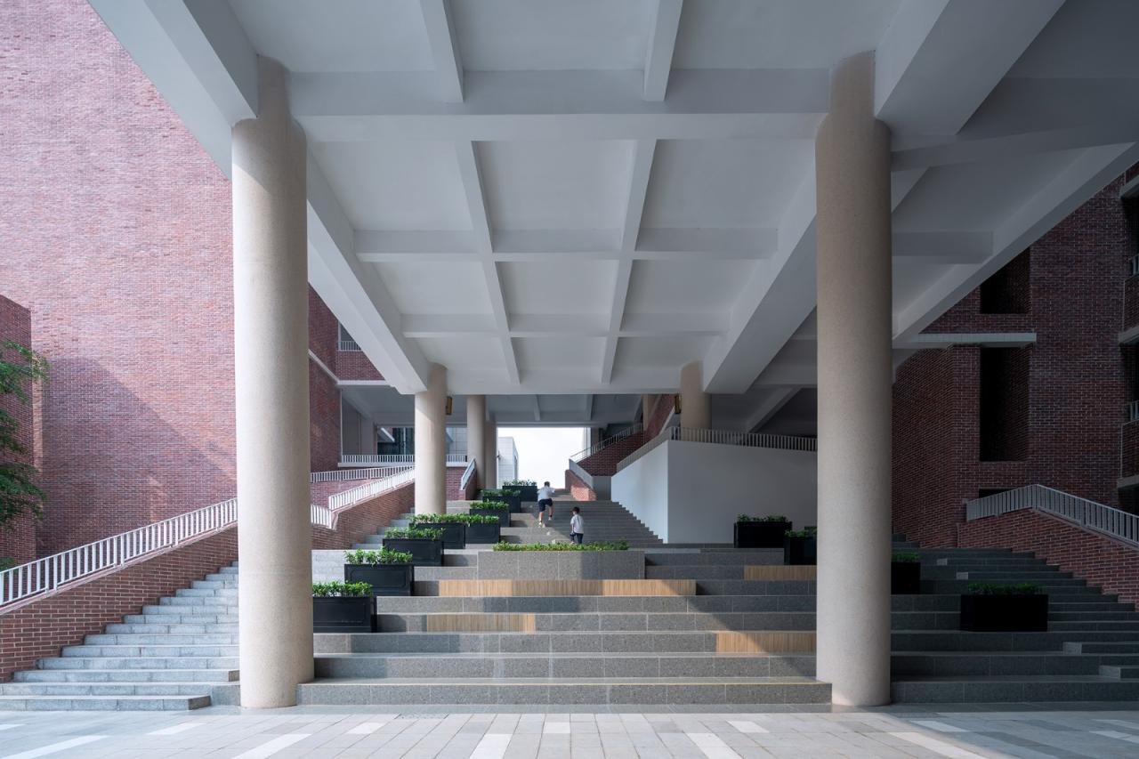 BIM建筑|几何秩序下的红砖魅力：惠州宏华学校 / 柏涛设计