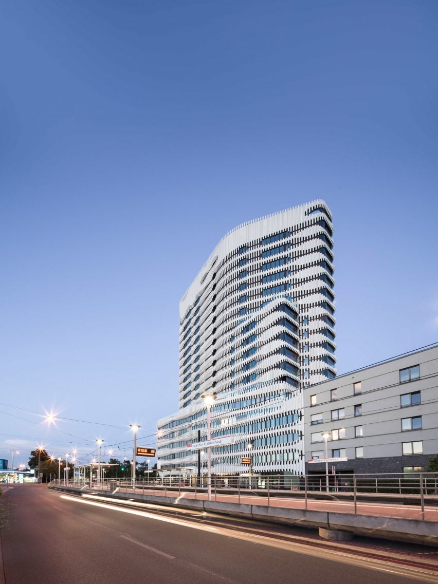 BIM建筑|迈尔工作室设计波浪形金属包裹的RKM 740塔楼