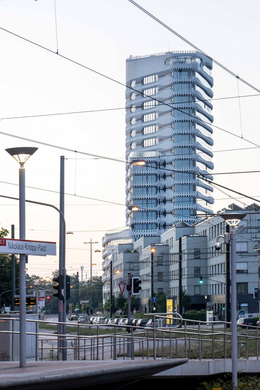 BIM建筑|迈尔工作室设计波浪形金属包裹的RKM 740塔楼