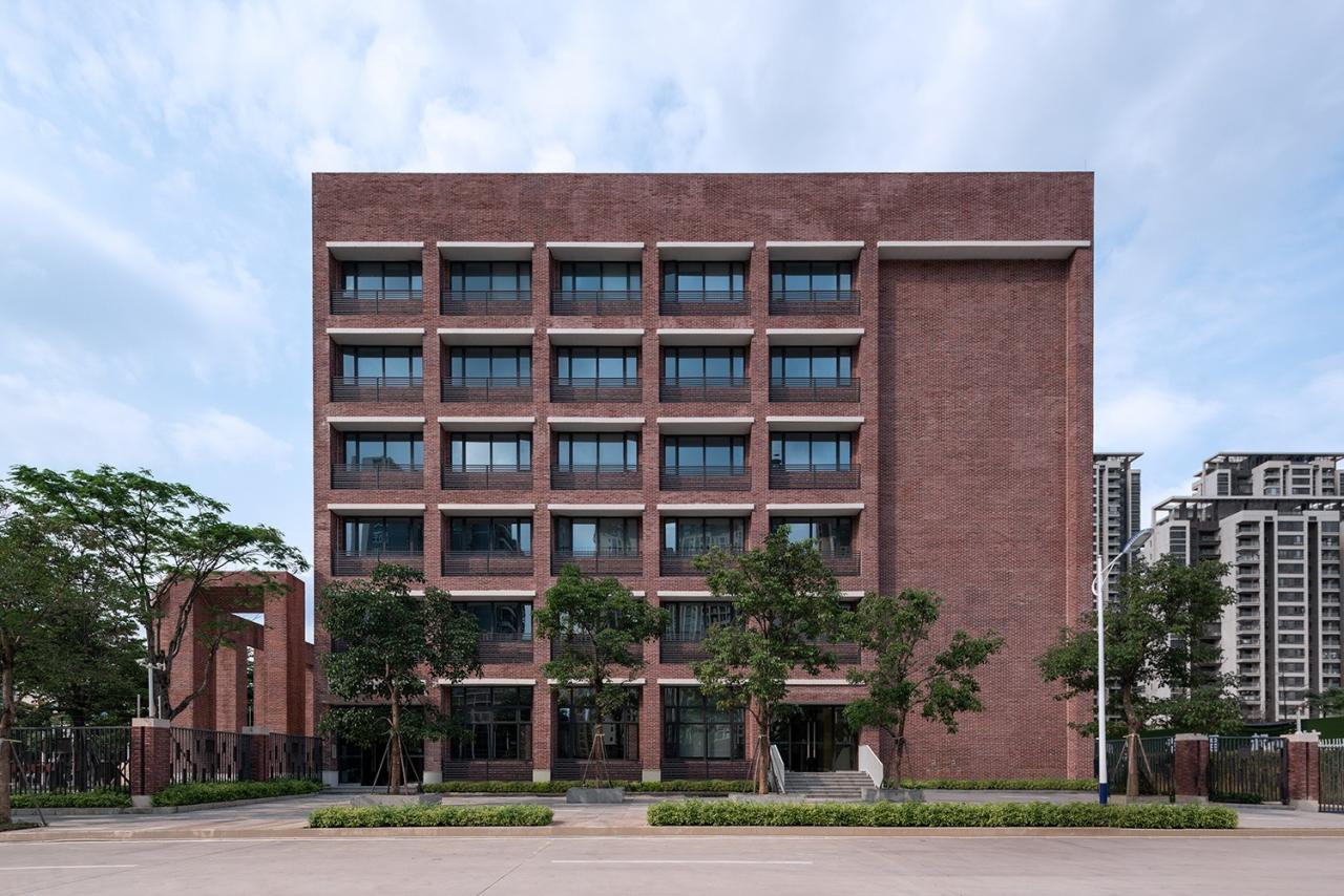 BIM建筑|几何秩序下的红砖魅力：惠州宏华学校 / 柏涛设计
