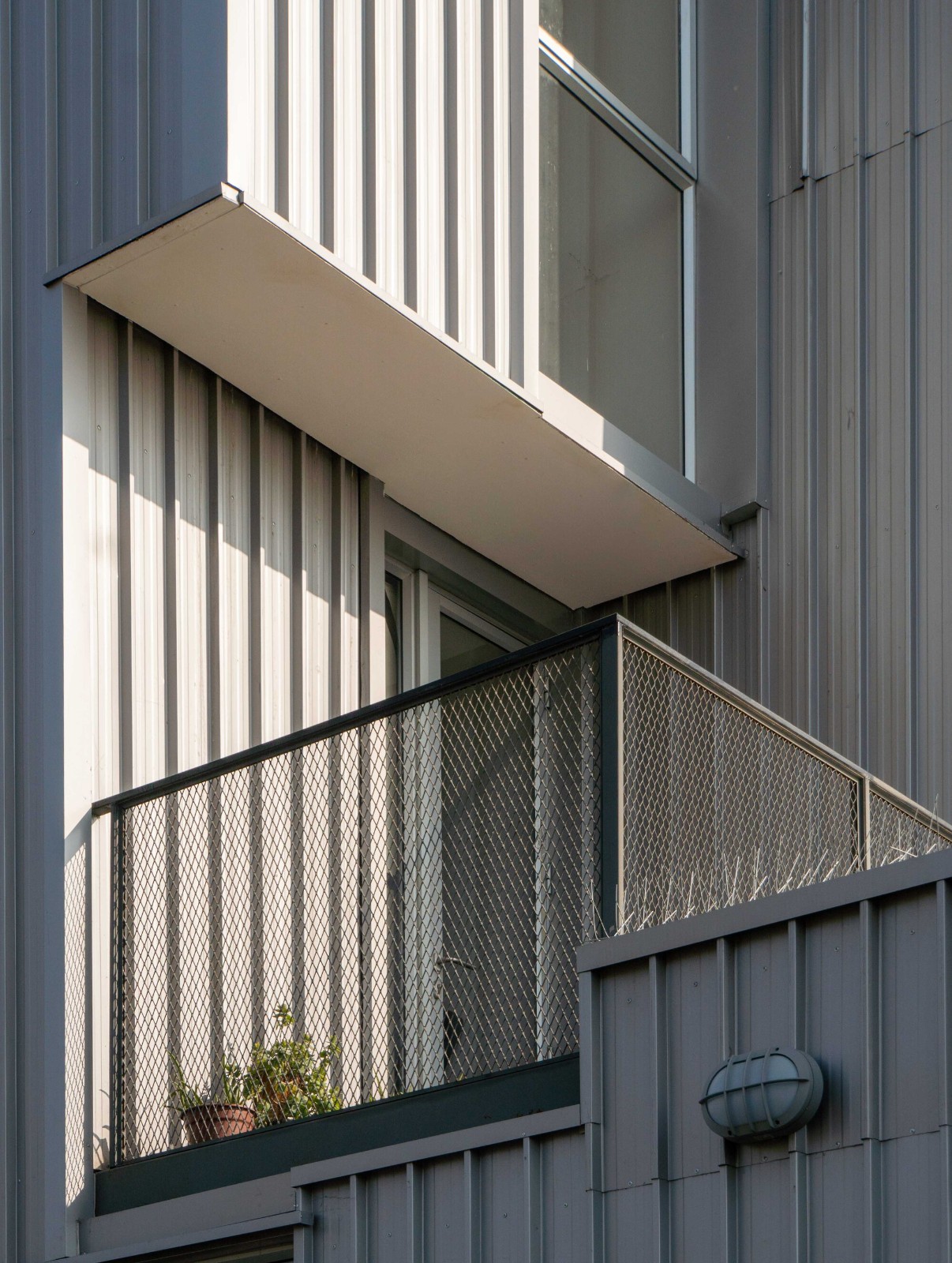 BIM建筑|集装箱宿舍 / Ian Hsü + Gabriel Rudolphy