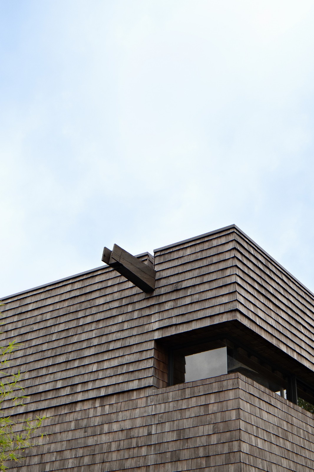 BIM建筑|跨廊桥相连，Tanatakah 别墅 / asimapra