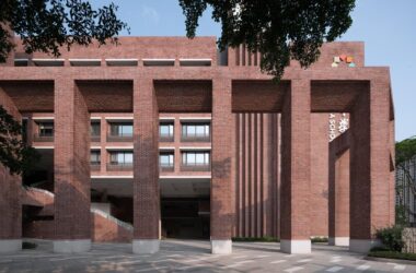 BIM建筑|几何秩序下的红砖魅力：惠州宏华学校 / 柏涛设计-BIM建筑网