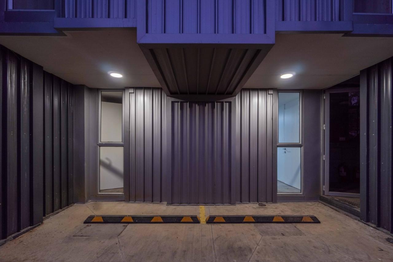 BIM建筑|集装箱宿舍 / Ian Hsü + Gabriel Rudolphy