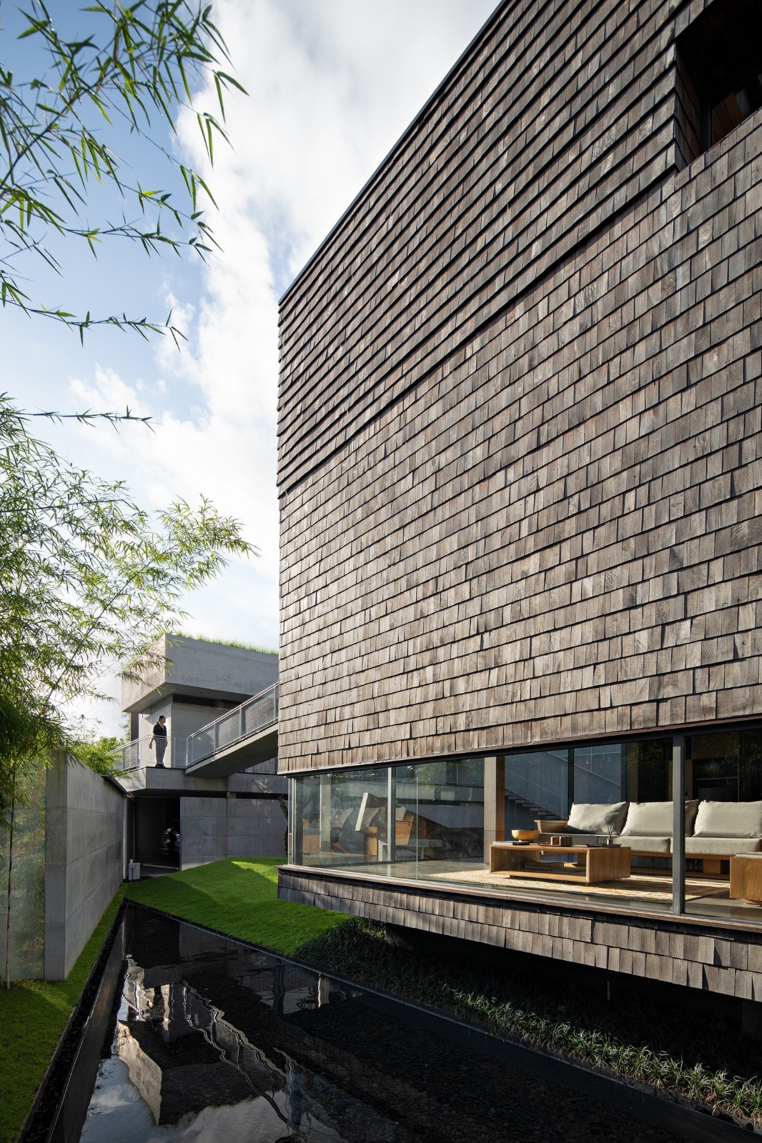 BIM建筑|跨廊桥相连，Tanatakah 别墅 / asimapra