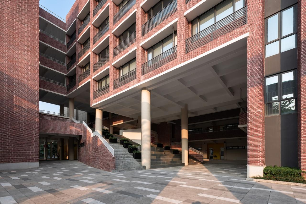 BIM建筑|几何秩序下的红砖魅力：惠州宏华学校 / 柏涛设计