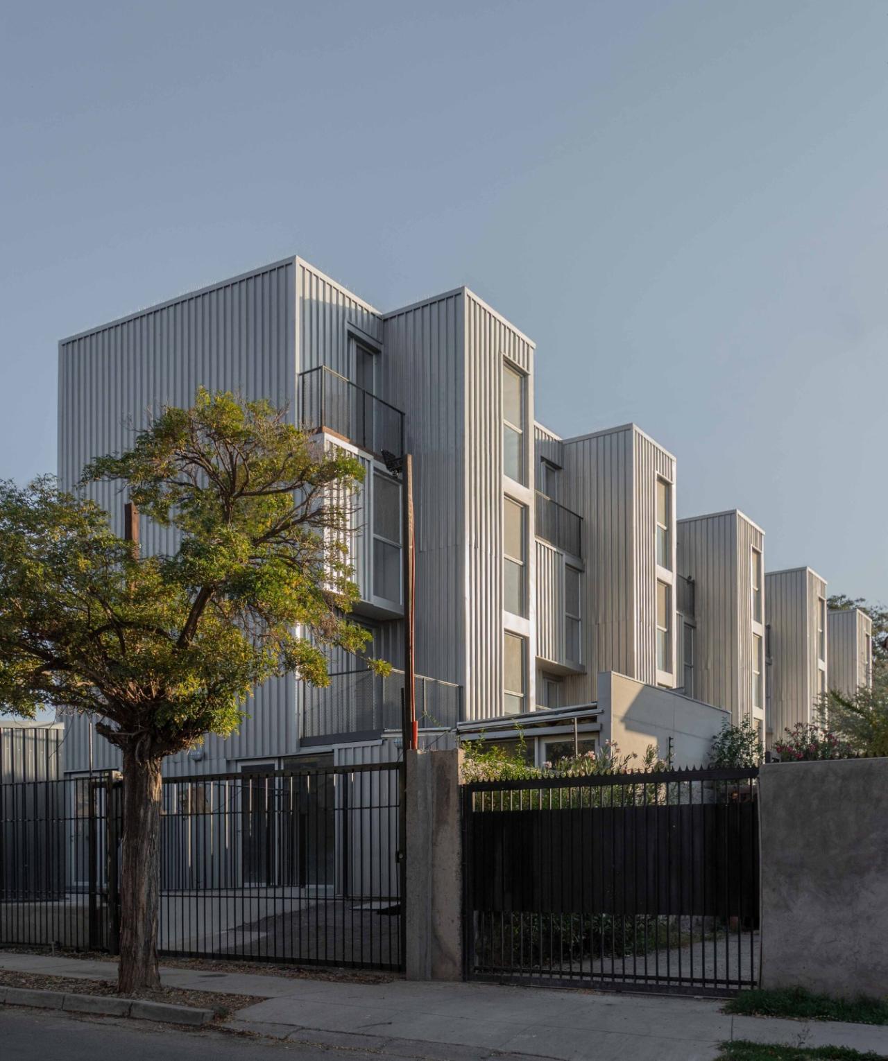 BIM建筑|集装箱宿舍 / Ian Hsü + Gabriel Rudolphy