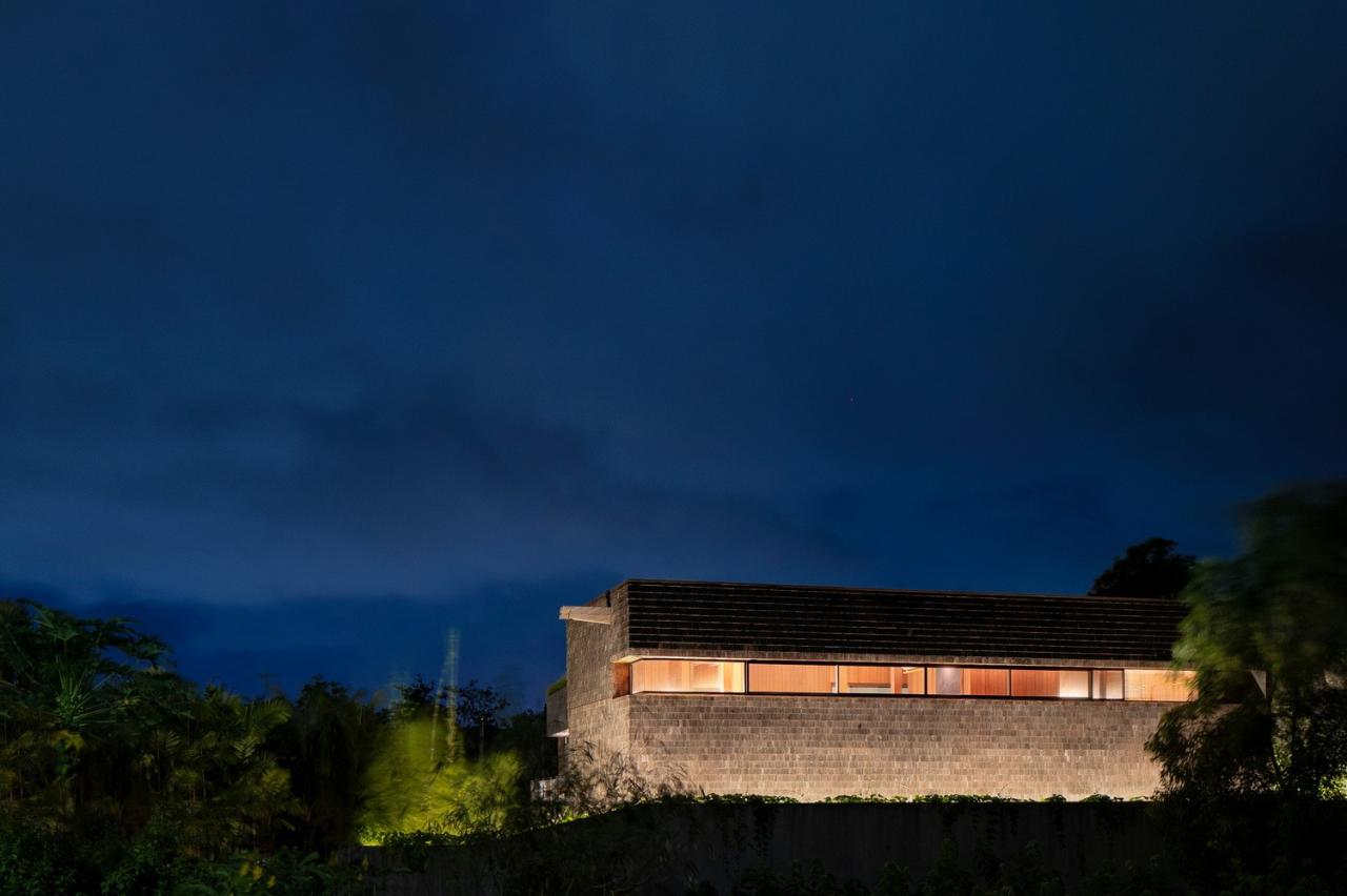 BIM建筑|跨廊桥相连，Tanatakah 别墅 / asimapra