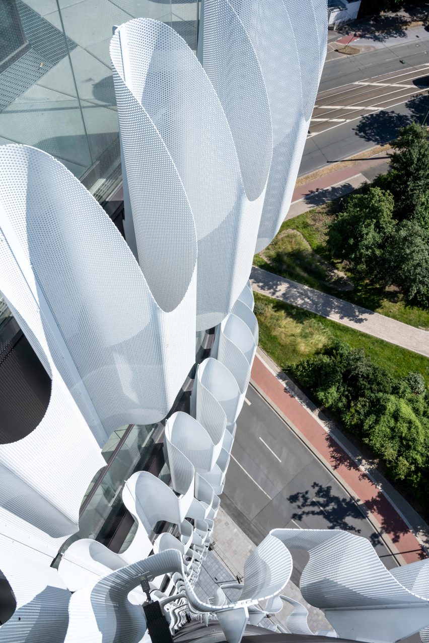 BIM建筑|迈尔工作室设计波浪形金属包裹的RKM 740塔楼