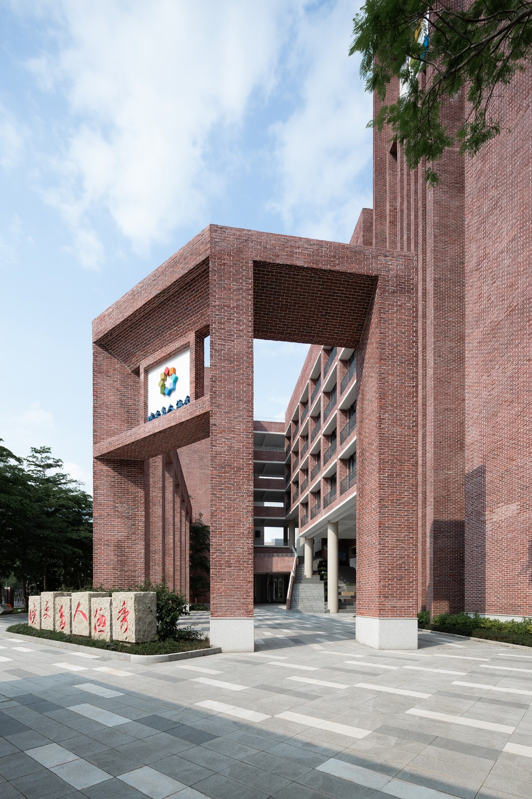 BIM建筑|几何秩序下的红砖魅力：惠州宏华学校 / 柏涛设计