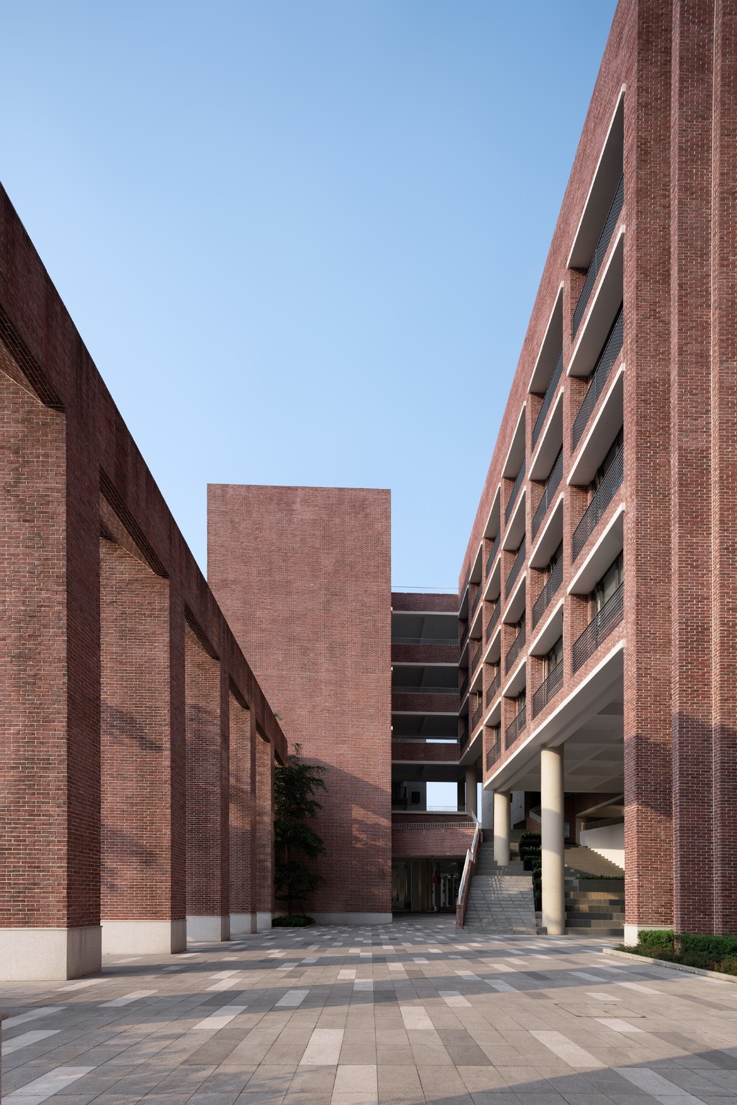 BIM建筑|几何秩序下的红砖魅力：惠州宏华学校 / 柏涛设计