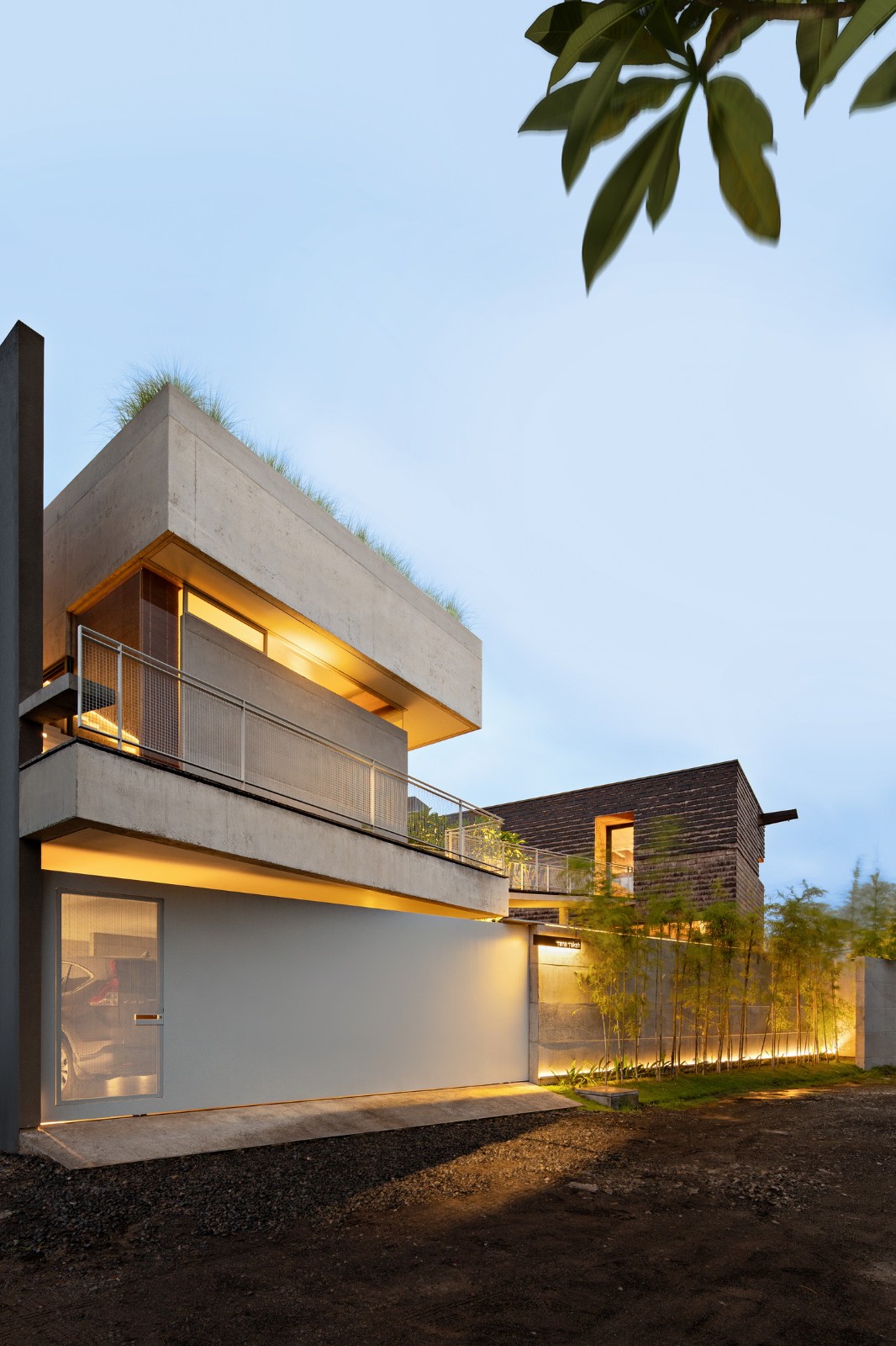 BIM建筑|跨廊桥相连，Tanatakah 别墅 / asimapra