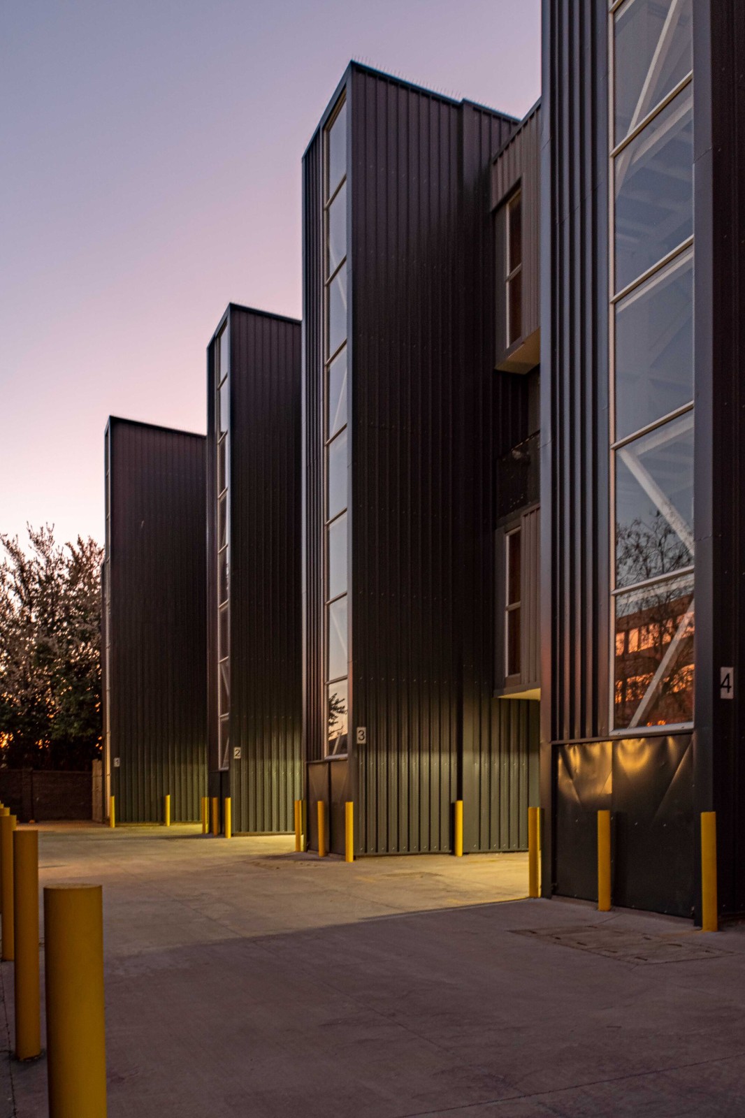 BIM建筑|集装箱宿舍 / Ian Hsü + Gabriel Rudolphy