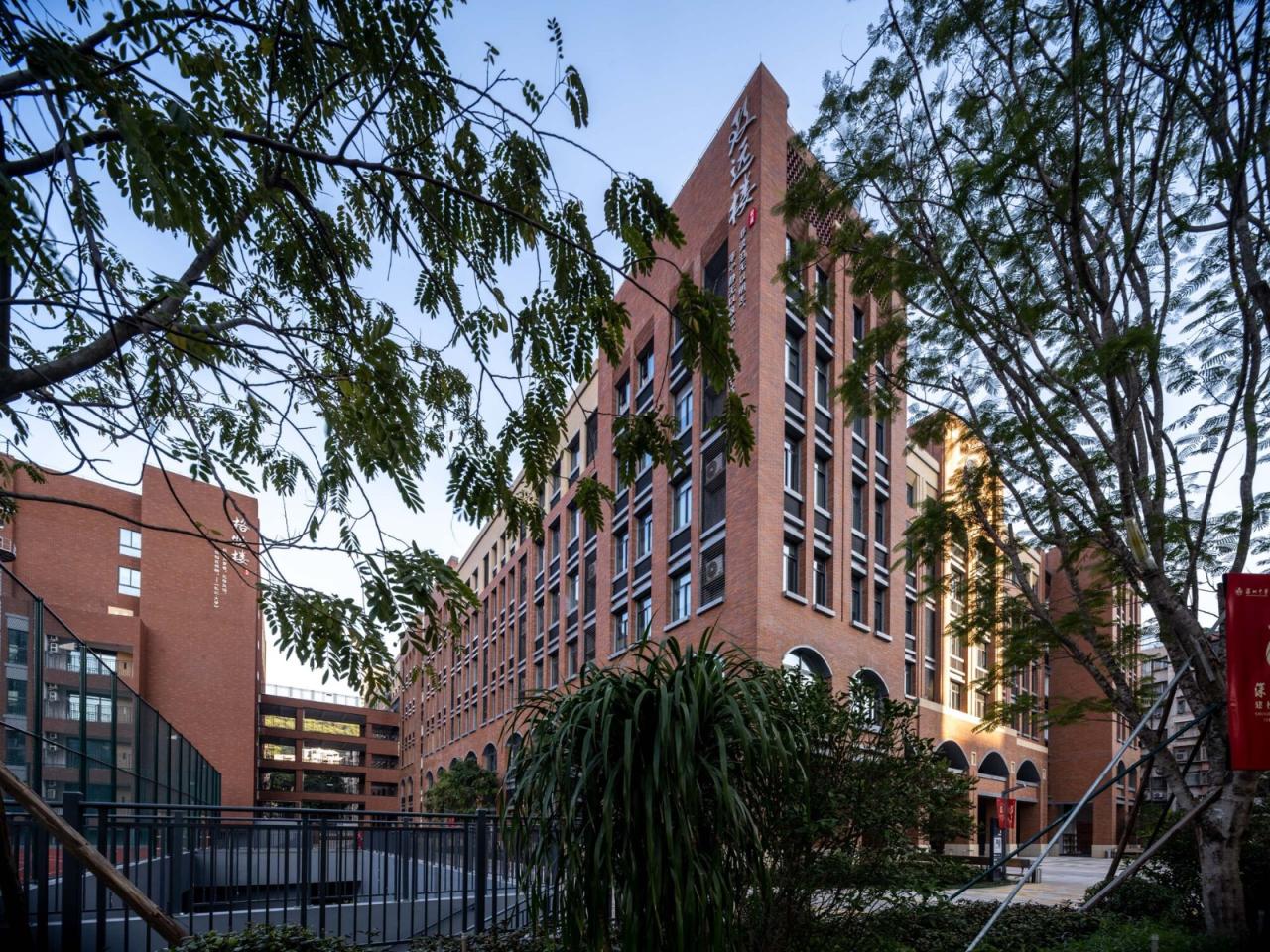 BIM建筑|深圳中学初中部 / 华艺设计