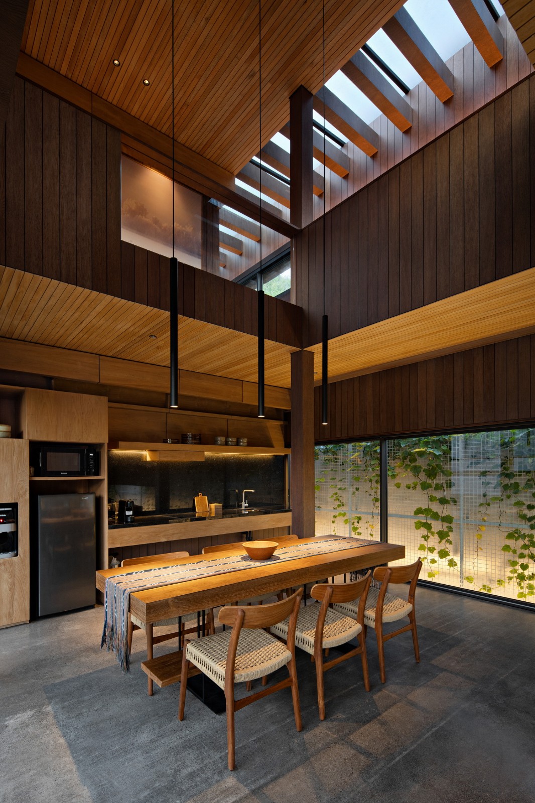 BIM建筑|跨廊桥相连，Tanatakah 别墅 / asimapra