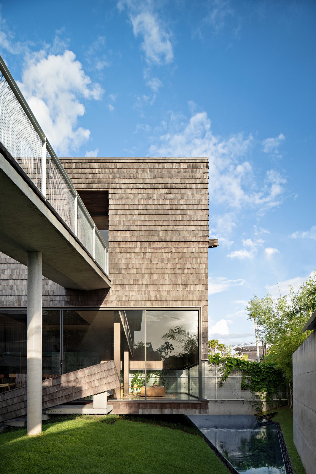 BIM建筑|跨廊桥相连，Tanatakah 别墅 / asimapra