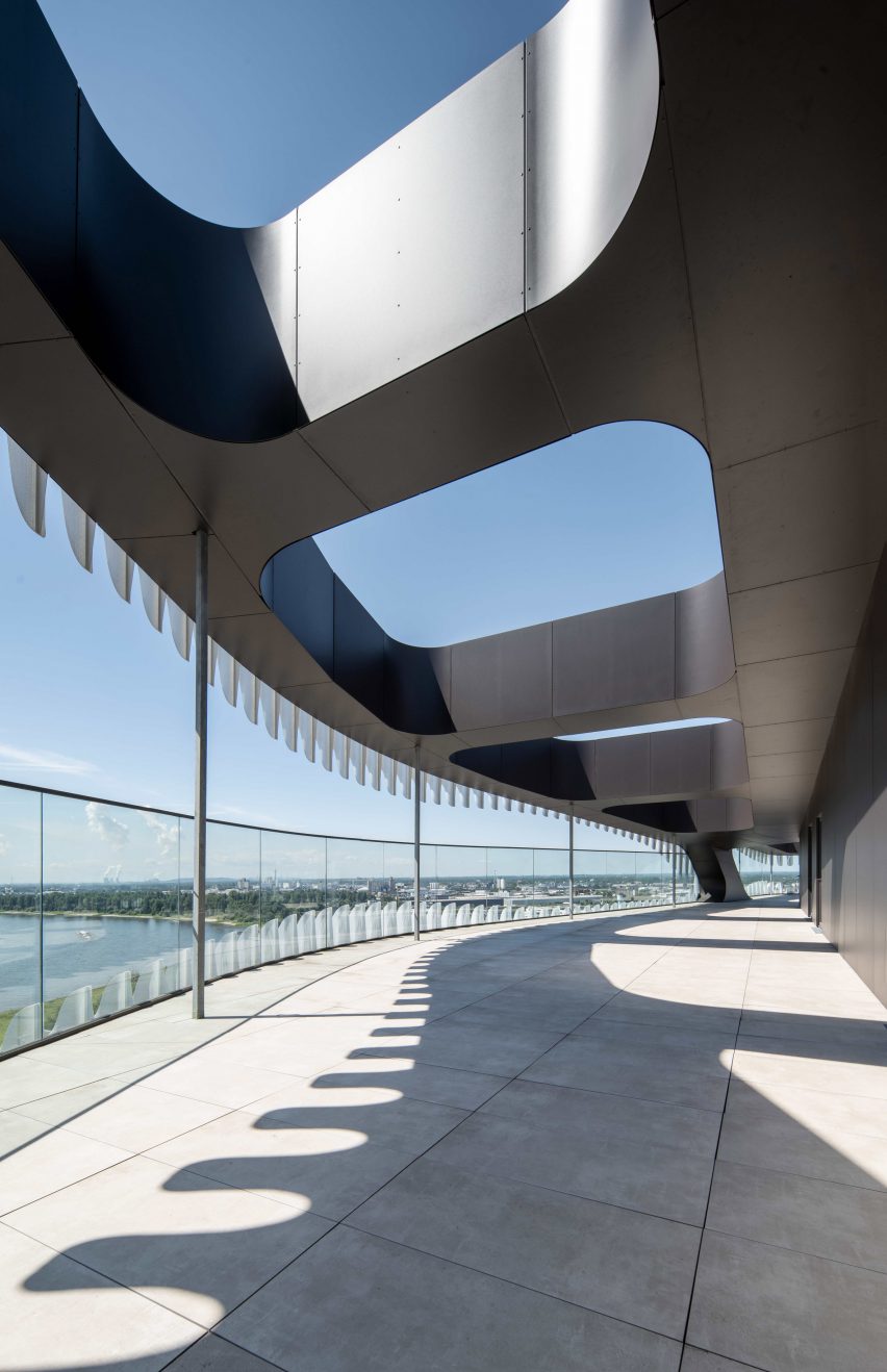 BIM建筑|迈尔工作室设计波浪形金属包裹的RKM 740塔楼