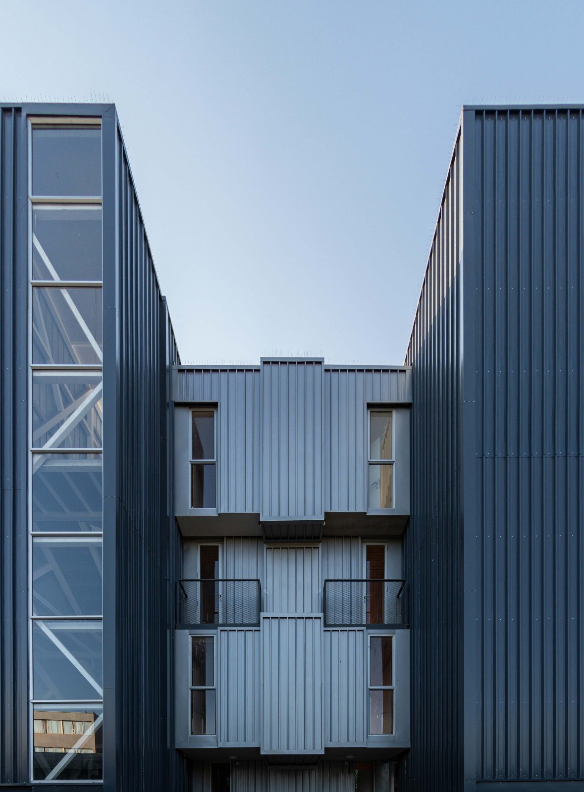 BIM建筑|集装箱宿舍 / Ian Hsü + Gabriel Rudolphy