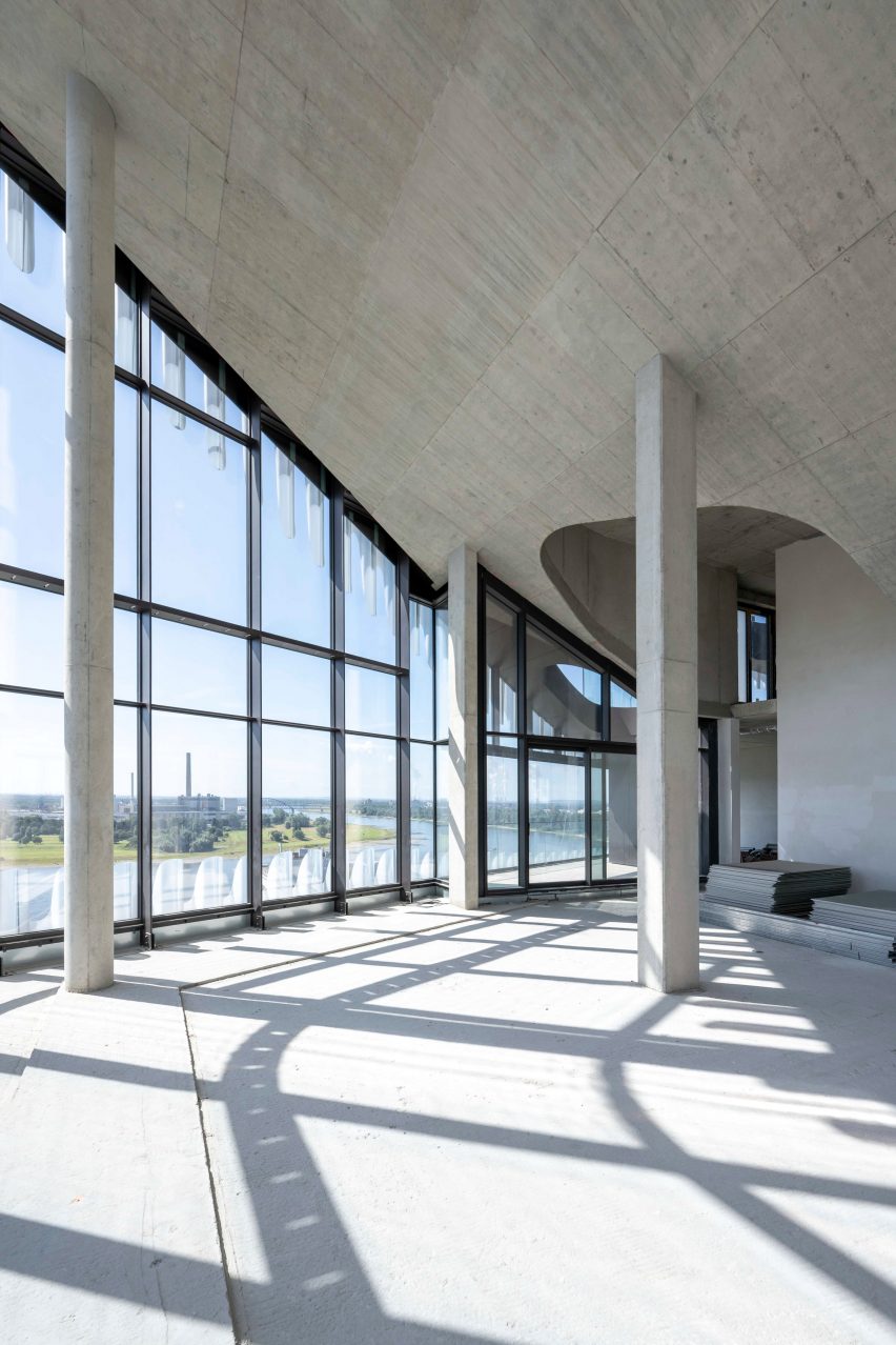 BIM建筑|迈尔工作室设计波浪形金属包裹的RKM 740塔楼