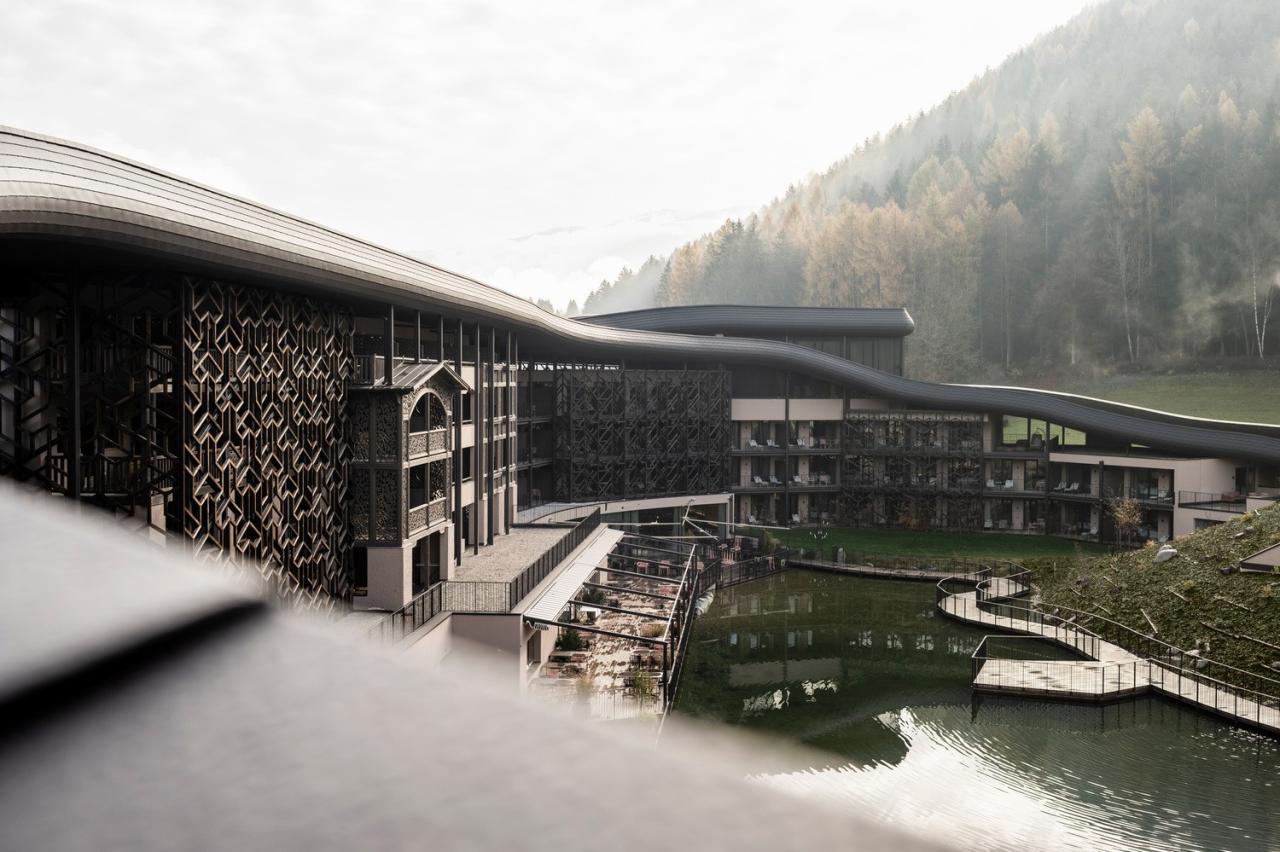 BIM建筑|金属皮肤，阿尔卑斯山下游乐场酒店 / noa* network of architecture