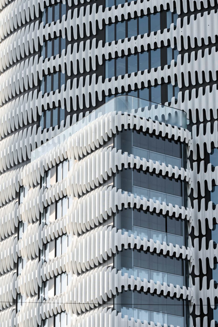 BIM建筑|迈尔工作室设计波浪形金属包裹的RKM 740塔楼