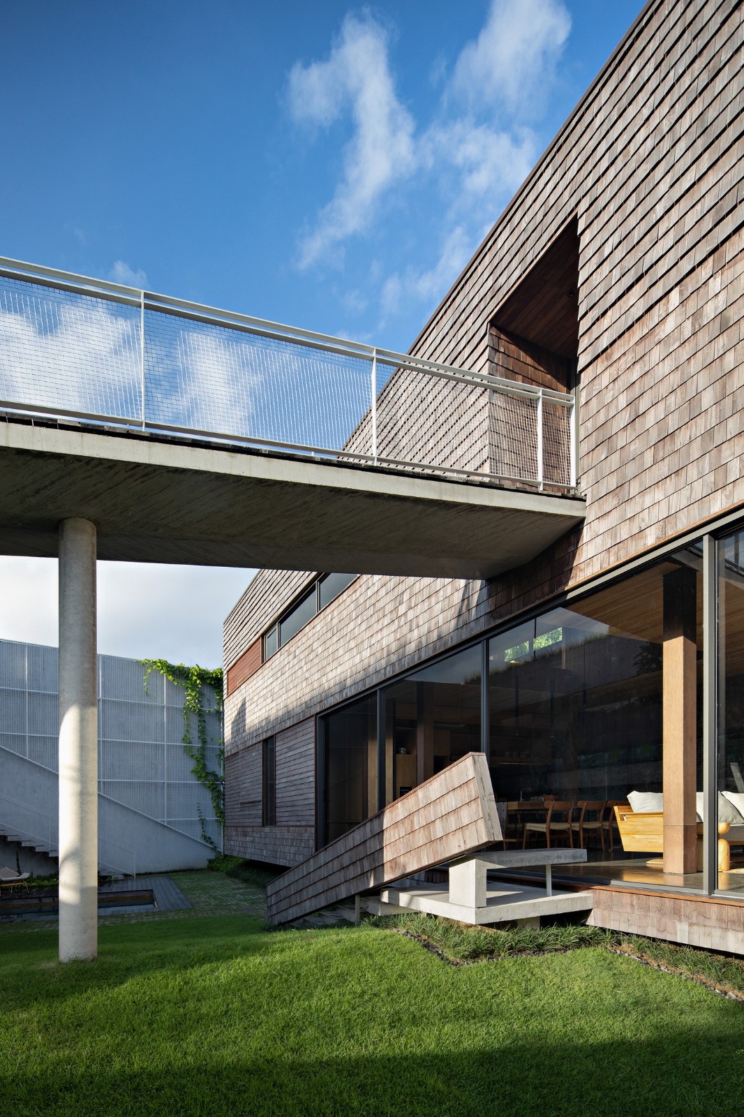 BIM建筑|跨廊桥相连，Tanatakah 别墅 / asimapra