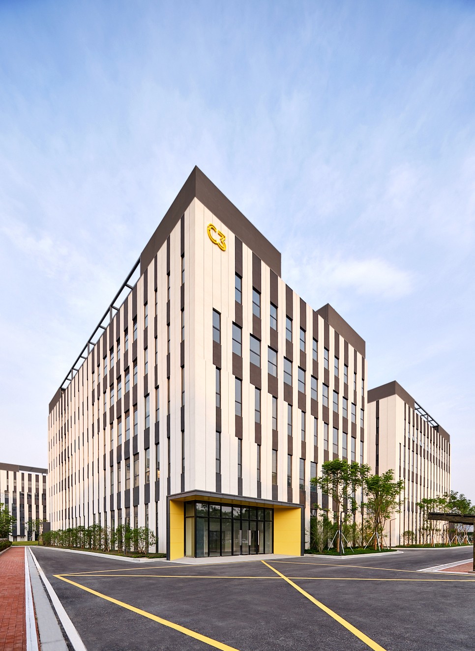 BIM建筑|跳动的色彩×微笑的曲线，园区建筑注入活力与情感：苏州新扬产业园 / FTA