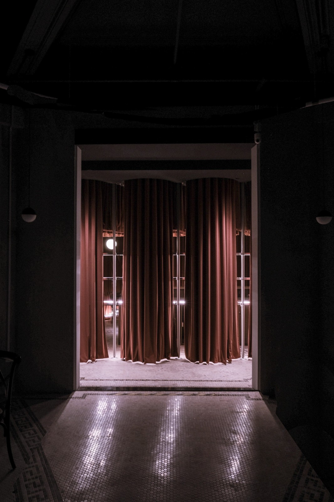 BIM建筑|微醺的夜上海: 一个剧场与酒吧的空间集合体 / 无定设计