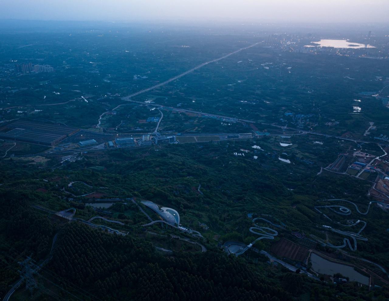 BIM建筑|龙泉山镜高空平台 / BUZZ建筑事务所