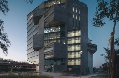 BIM建筑|楼梯漫步，圣地亚哥大学商业与经济学院 FAE / Marsino Arquitectura-BIM建筑网