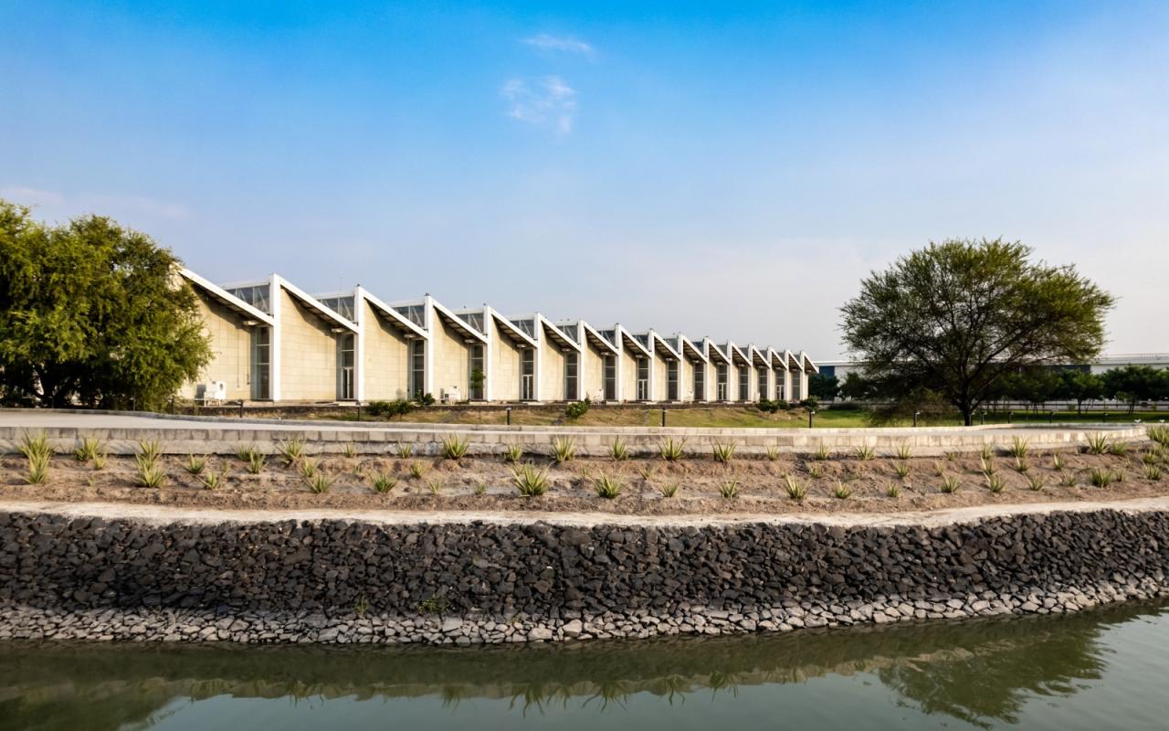 BIM建筑|秩序城堡，Sanand 工厂 / Studio Saar