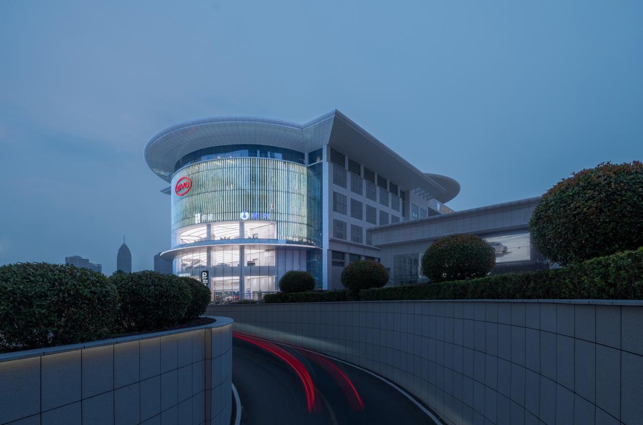 BIM建筑|启迪未来 江城地标：武汉比亚迪品牌体验中心 / 成执设计