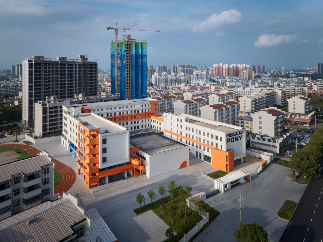 BIM建筑|县城里的新学校：送你一匹小马 / 上海立木建筑规划