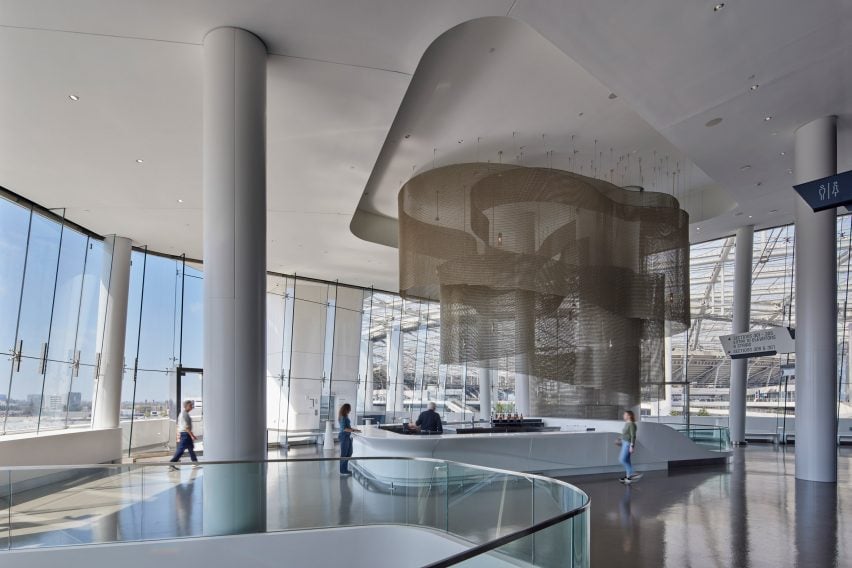 BIM建筑|HKS在SoFi体育场内创建“瓶中船”场地