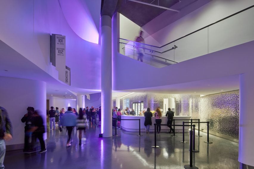 BIM建筑|HKS在SoFi体育场内创建“瓶中船”场地