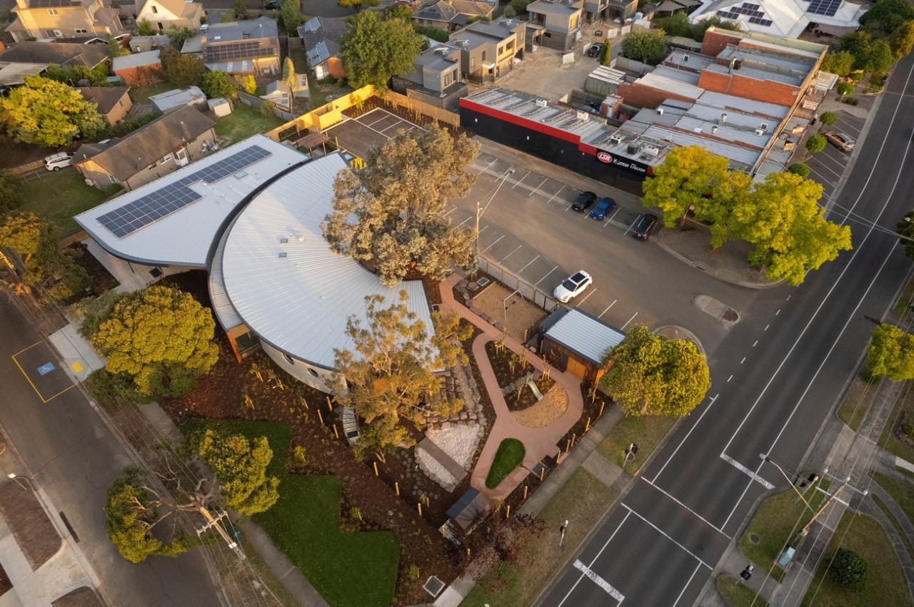 BIM建筑|抱树而建，Wellington 亲子中心 / AOA Christopher Peck