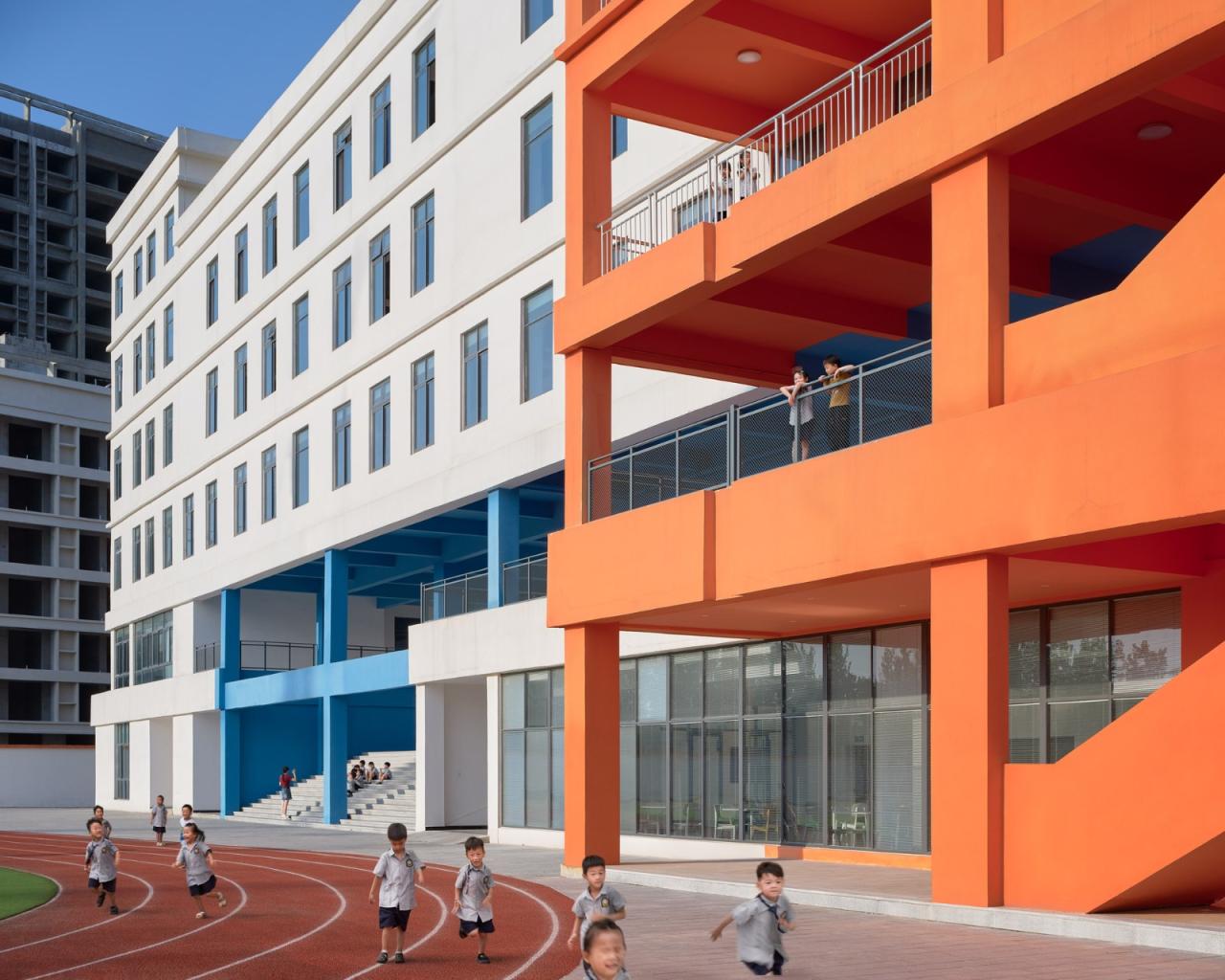 BIM建筑|县城里的新学校：送你一匹小马 / 上海立木建筑规划