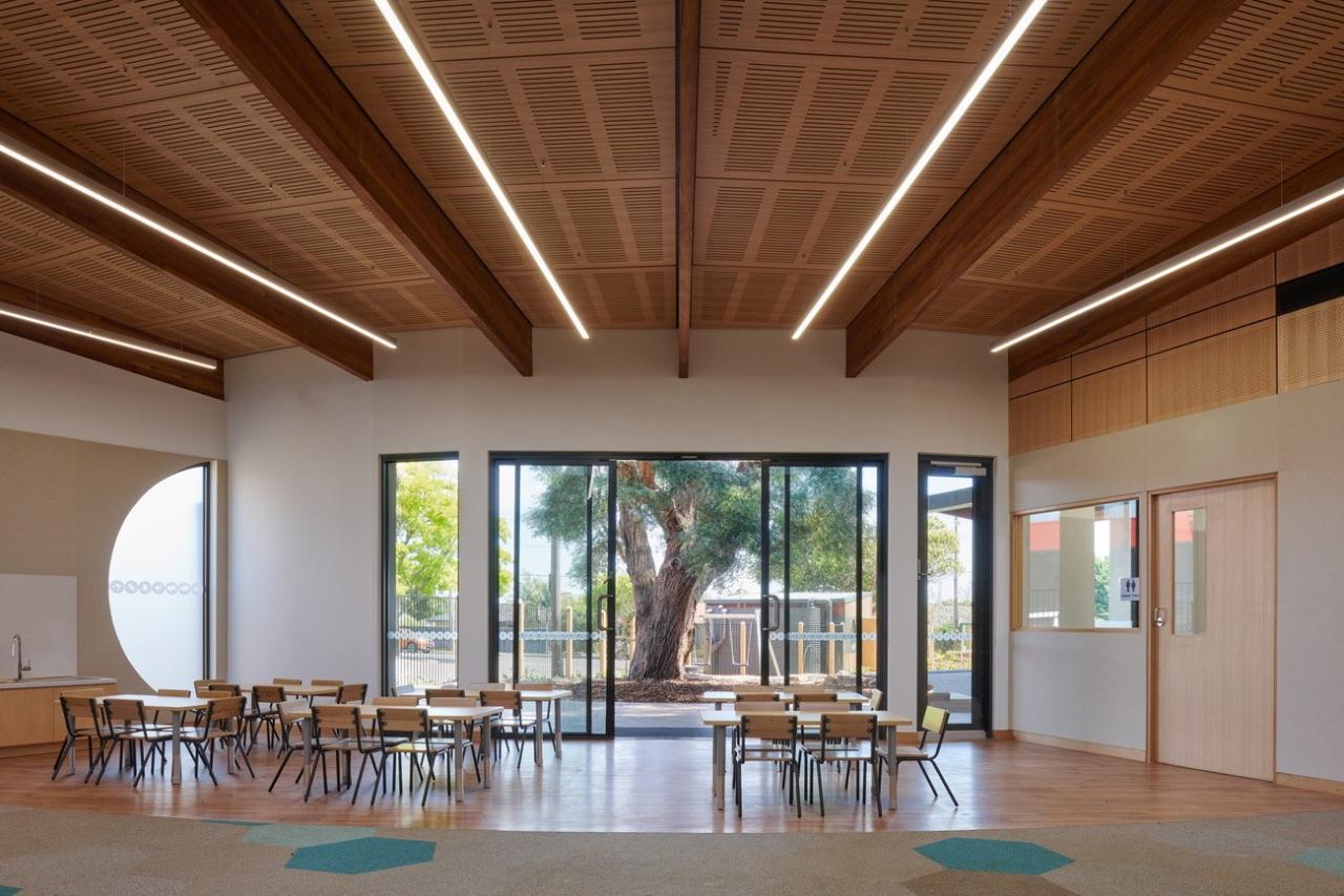 BIM建筑|抱树而建，Wellington 亲子中心 / AOA Christopher Peck