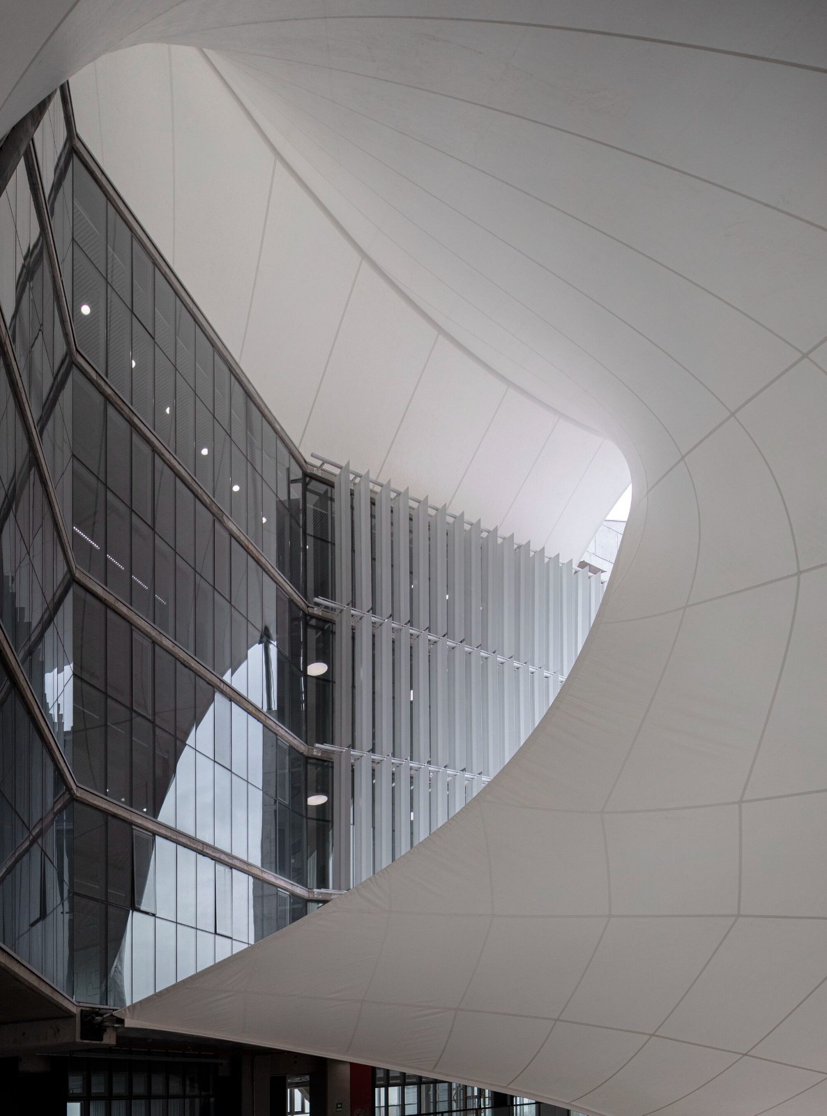 BIM建筑|楼梯漫步，圣地亚哥大学商业与经济学院 FAE / Marsino Arquitectura