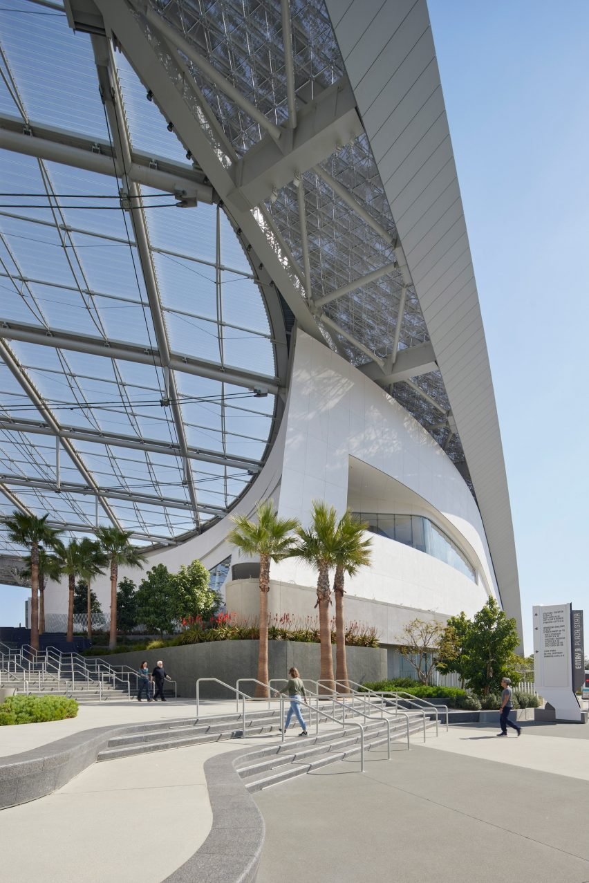 BIM建筑|HKS在SoFi体育场内创建“瓶中船”场地