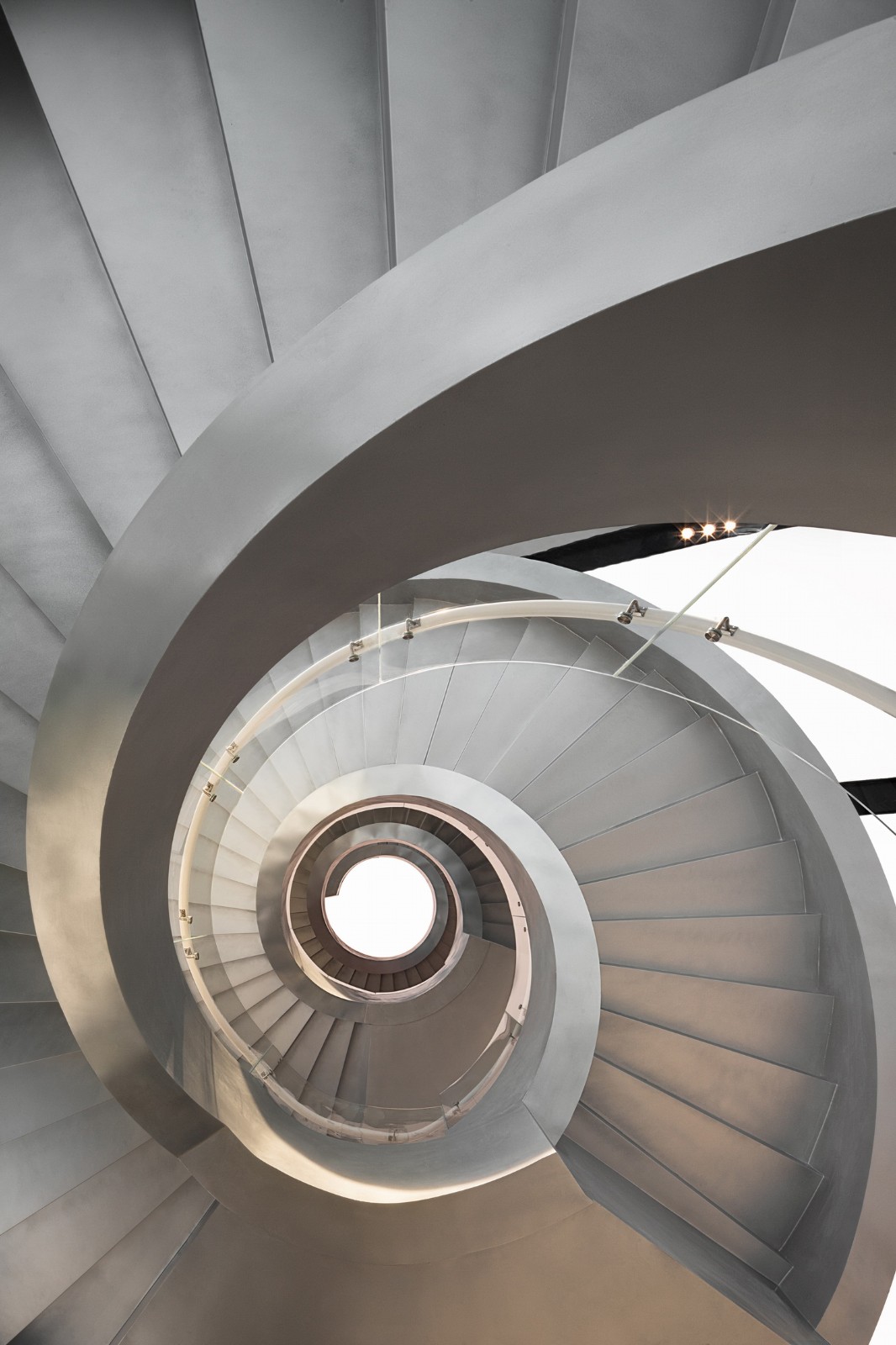 BIM建筑|启迪未来 江城地标：武汉比亚迪品牌体验中心 / 成执设计