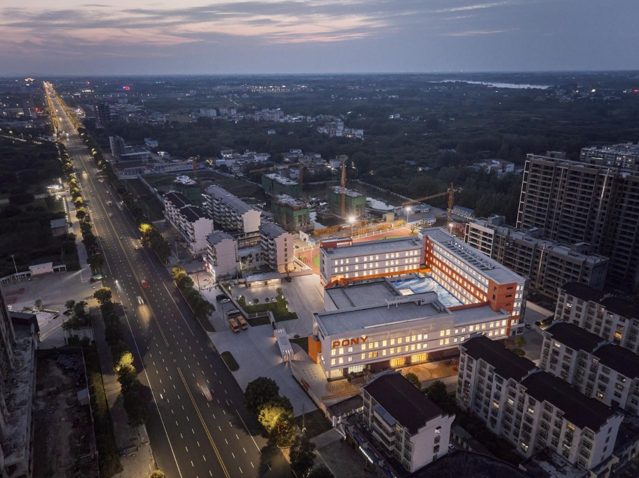 BIM建筑|县城里的新学校：送你一匹小马 / 上海立木建筑规划