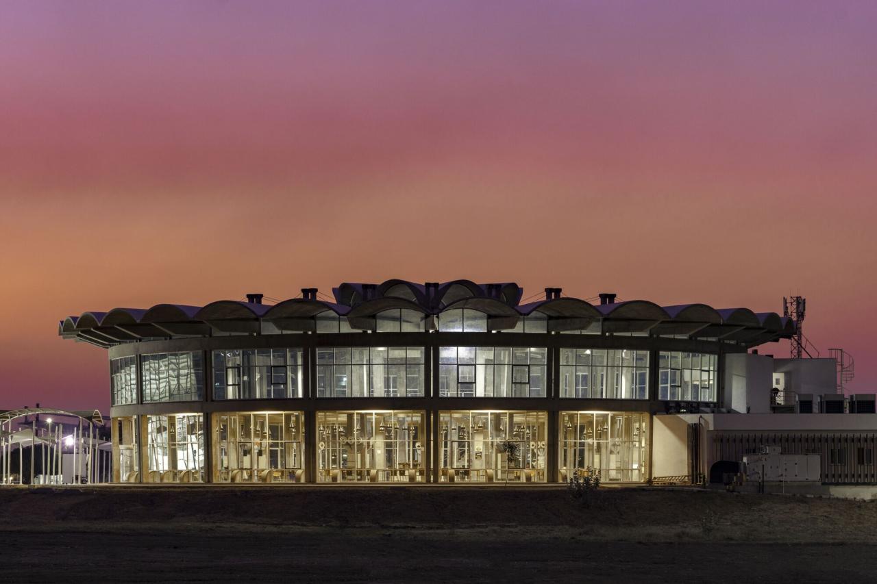 BIM建筑|秩序城堡，Sanand 工厂 / Studio Saar