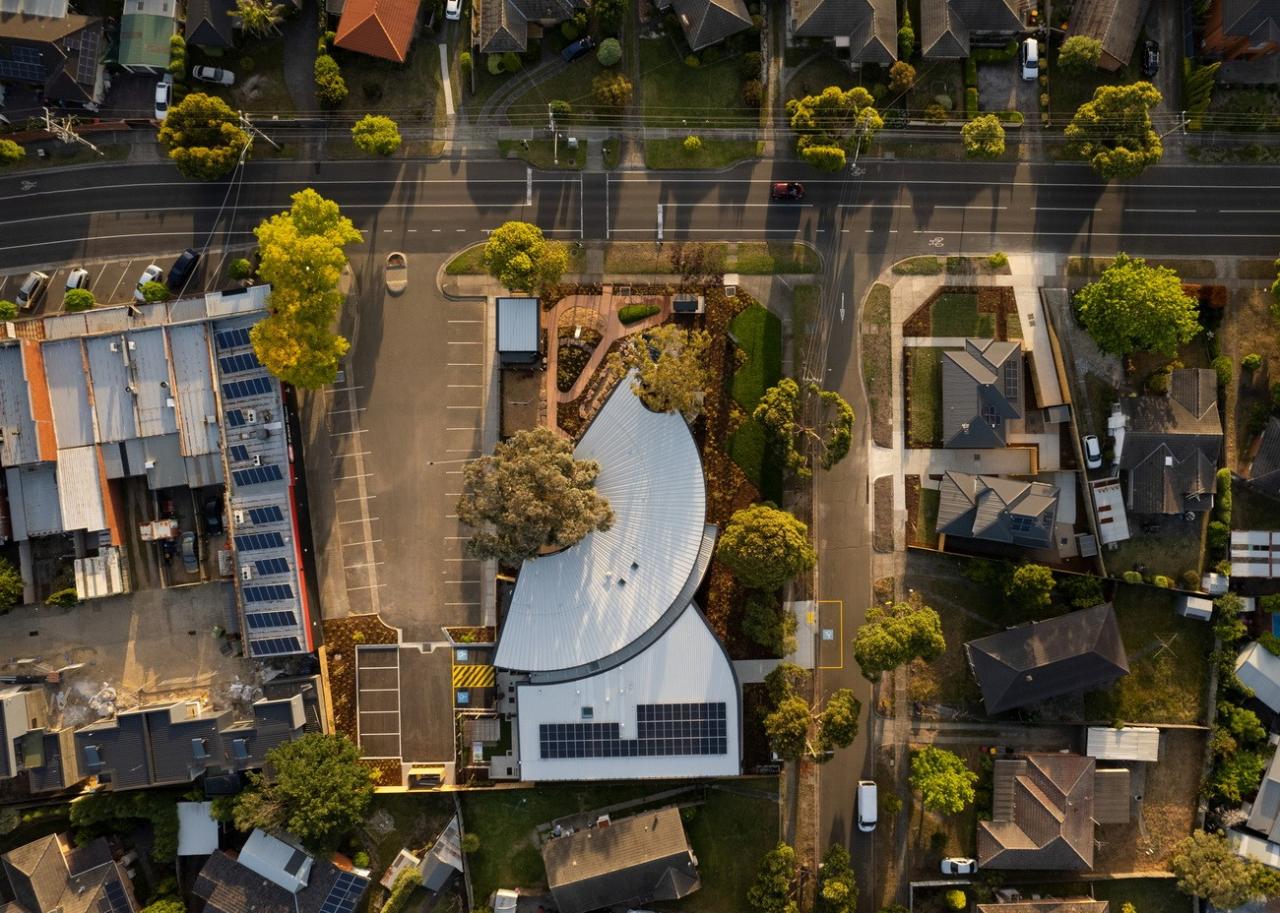 BIM建筑|抱树而建，Wellington 亲子中心 / AOA Christopher Peck