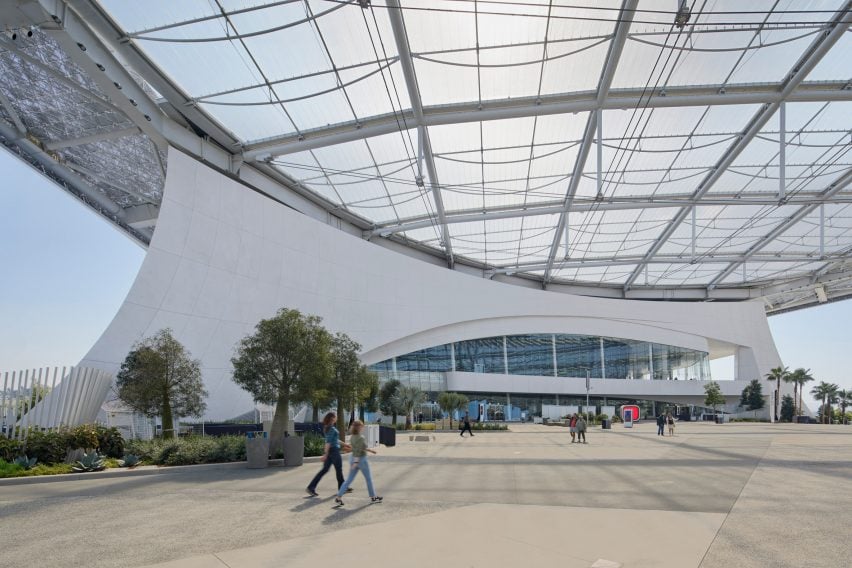 BIM建筑|HKS在SoFi体育场内创建“瓶中船”场地