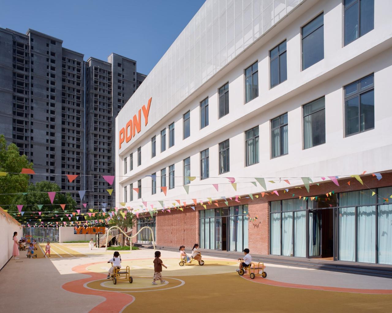 BIM建筑|县城里的新学校：送你一匹小马 / 上海立木建筑规划