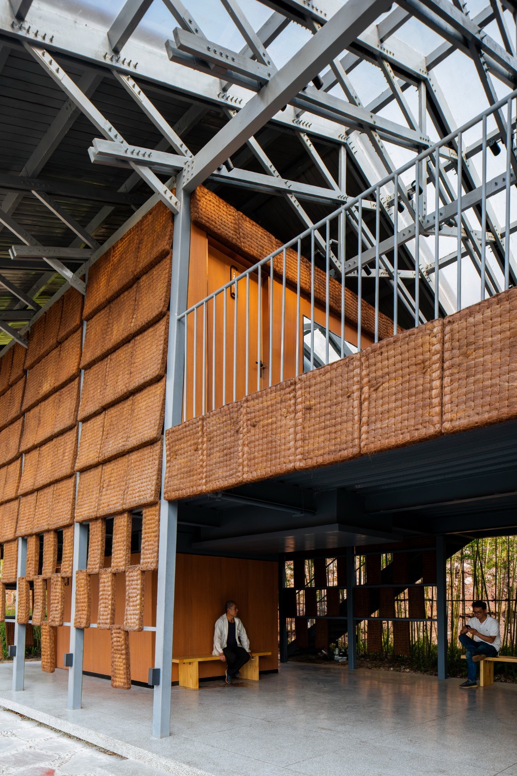 BIM建筑|面朝花海的棕厕 / 在行建筑